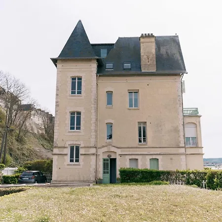 Beautiful Seafront Apartment Lejlighed