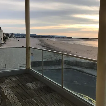 Beautiful 90m Seafront *